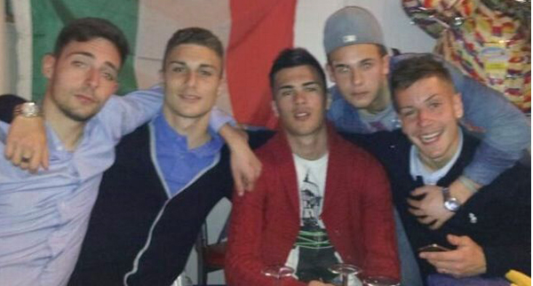Daniele Schiavon, il secondo da sinistra, festeggia il compleanno con i compagni di squadra della Juniores