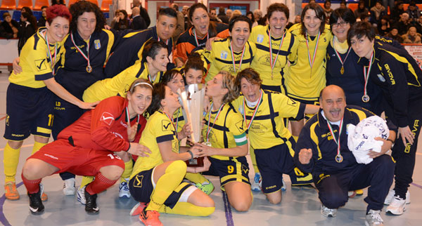 Le ragazze della Coppa D'Oro con la coppa