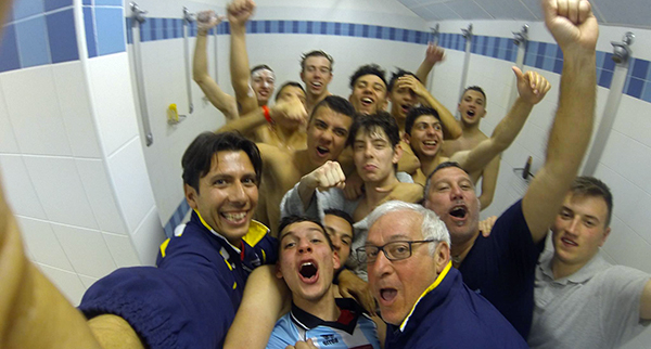 Silvio Crisari, il dirigente Roberto Cencini e i ragazzi della rappresentati a festeggiano la finale raggiunta