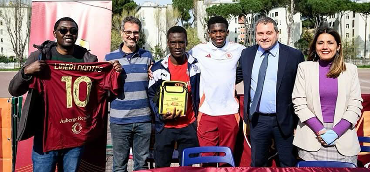 L’AS Roma dona un defibrillatore alla squadra della Liberi Nantes